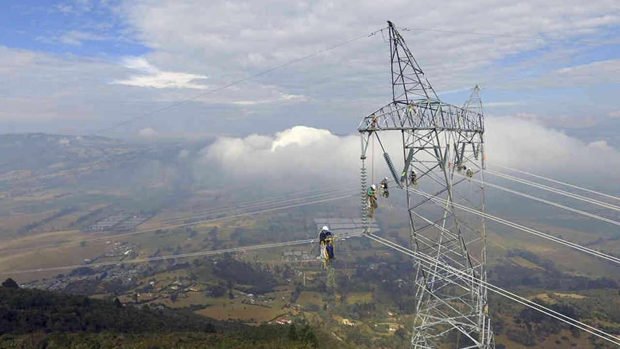 Jornada de mantenimiento de linieros en Línea de transmisión Guavio-Circo (Cundinamarca) del Grupo Energía Bogotá.