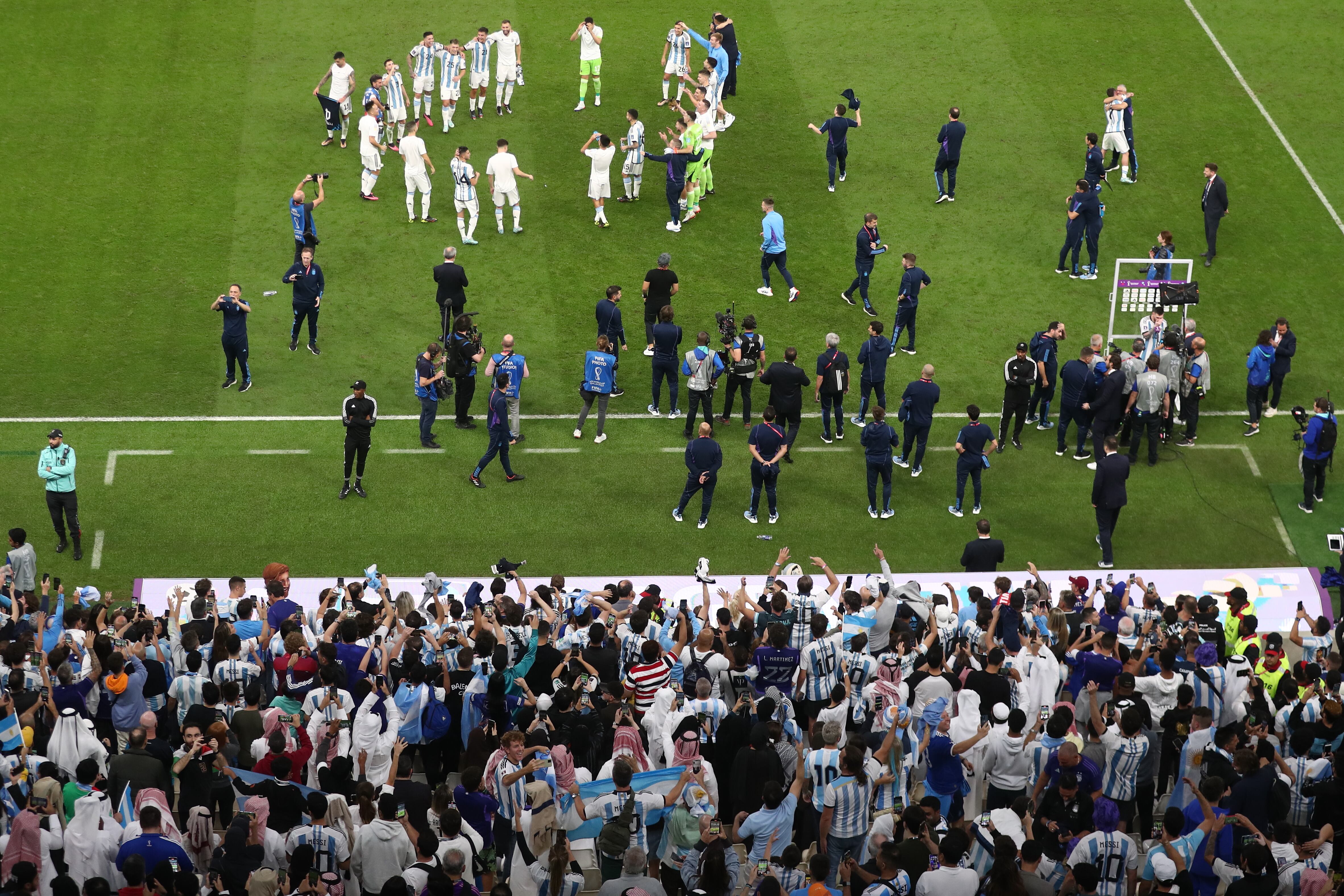Miles de hinchas argentinos acompañaron a su selección en el duelo con Croacia.