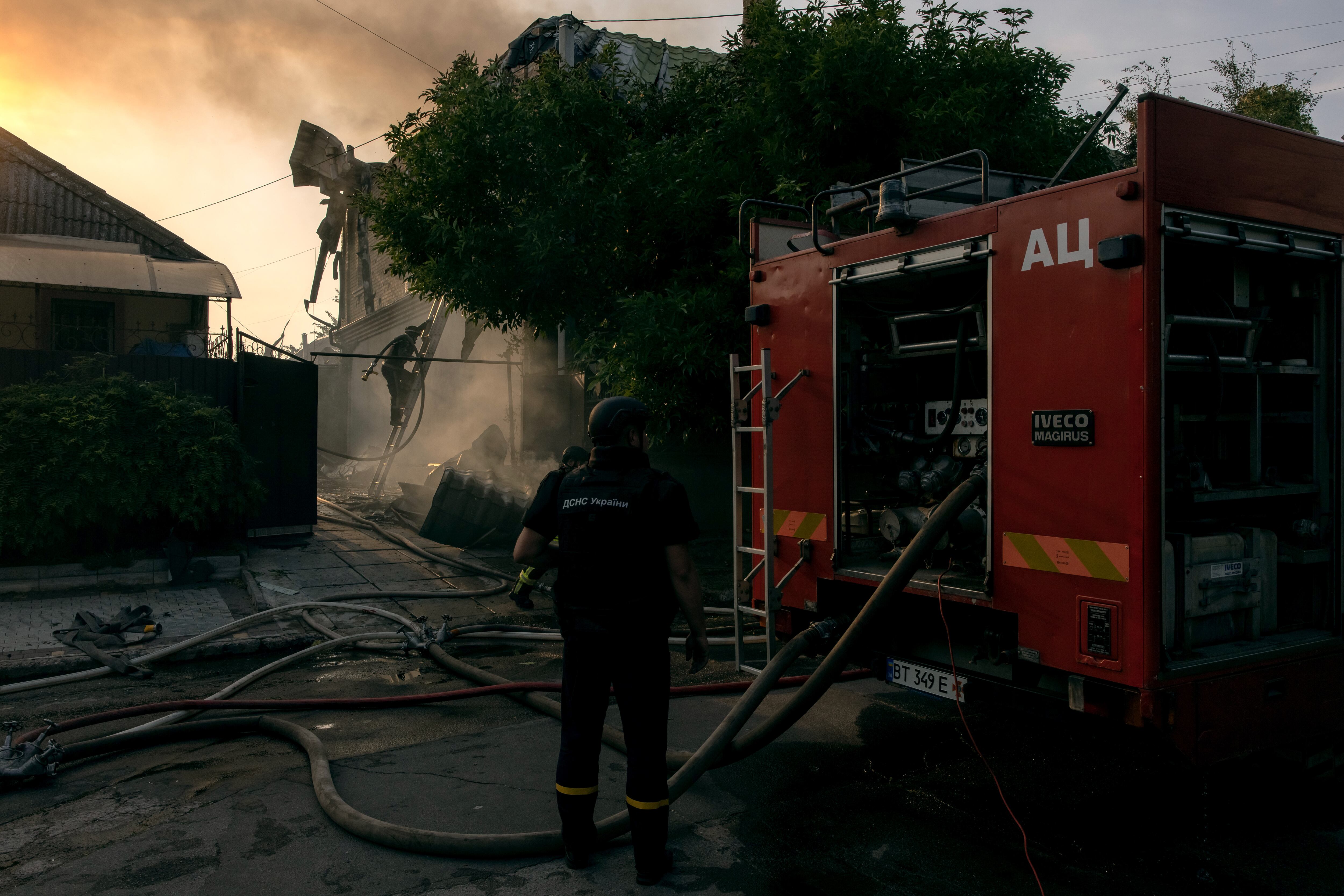 Los bomberos llegaron al lugar y lograron apagar el incendio aunque los animales de la familia fallecieron por las llamas