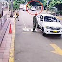 Fotogramas y seguimientos a alias el Capi después de dejar el carro bomba en la Brigada 30. El momento de su salida de la Brigada 30 una vez dejó el carro bomba en un parqueadero.