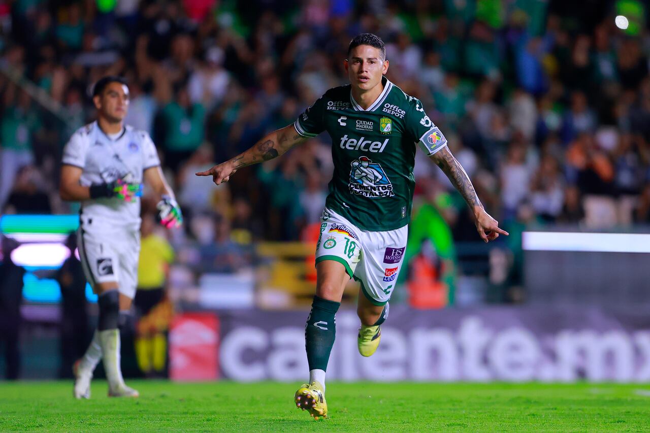 LEON, MEXICO - SEPTEMBER 23: James Rodriguez of Leon celebrates after scoring the first goal during the 10th round match between Leon and Mazatlan FC as part of the Torneo Apertura 2025 Liga MX at Leon Stadium on September 23, 2025 in Leon, Mexico. (Photo by Cesar Gomez/Jam Media/Getty Images)