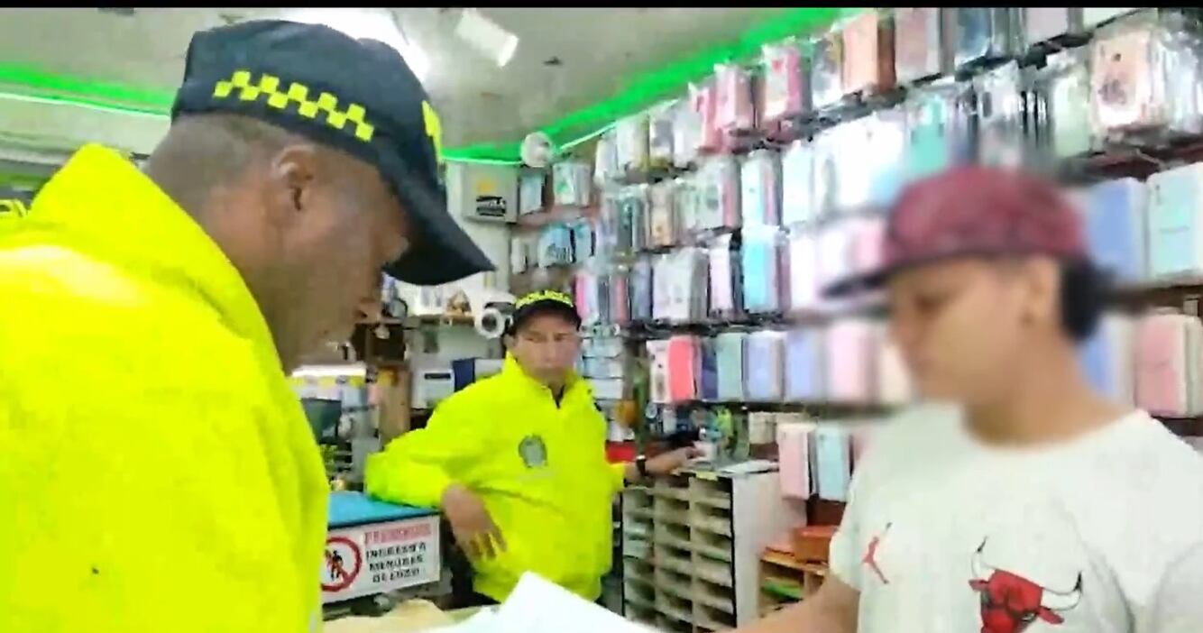 Las autoridades también estuvieron presentes en el local donde se vendían los artículos robados.