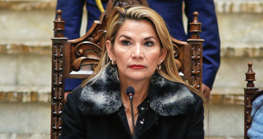 La ex presidenta interina de Bolivia entró de cara a un juicio que debe enfrentar por el intento de golpe de Estado. 