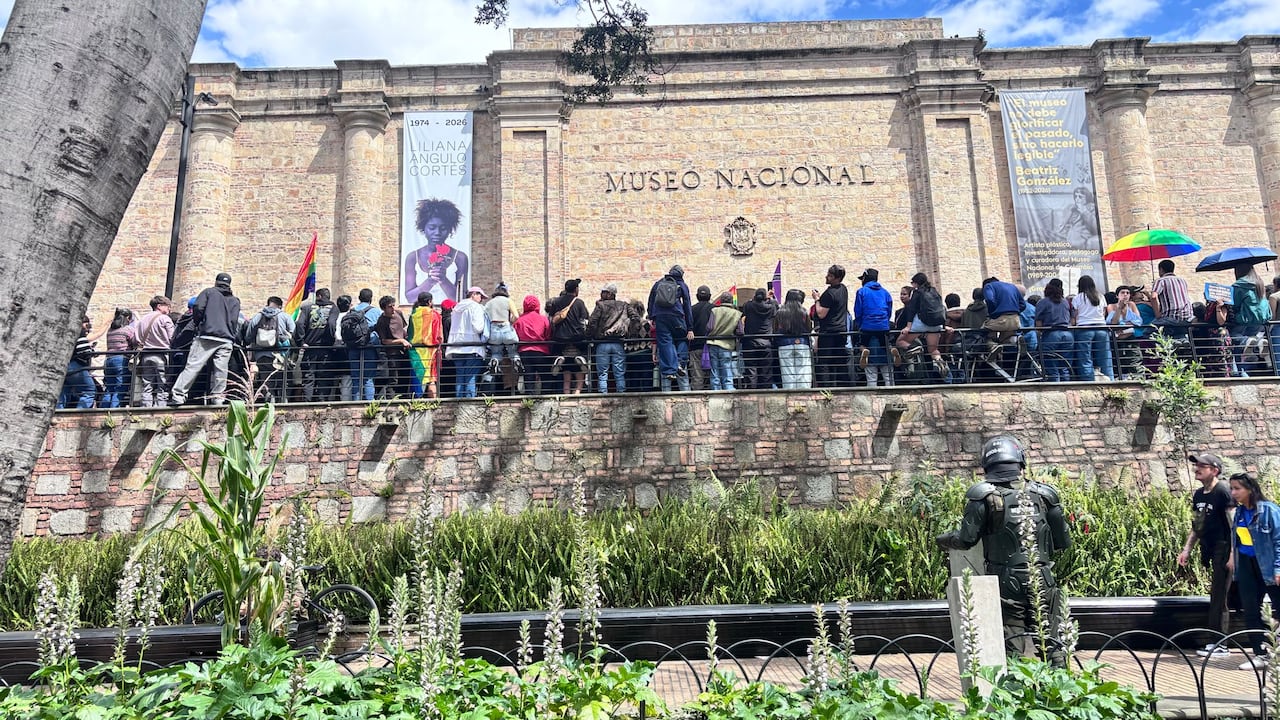 Manifestantes se congregaron frente al Museo Nacional de Colombia para rechazar el retiro de varias obras de sus exposiciones, una decisión atribuida a una orden del presidente Abelardo De La Espriella.
