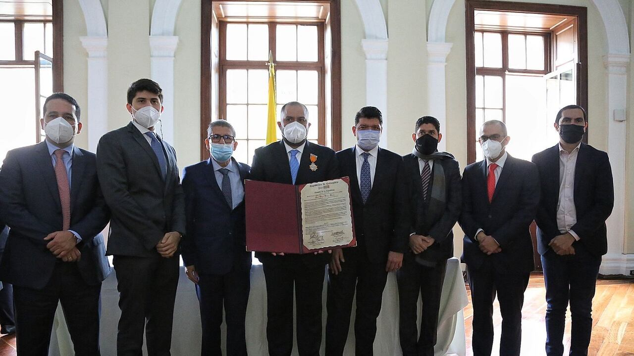 Condecoración de Luis Duque.