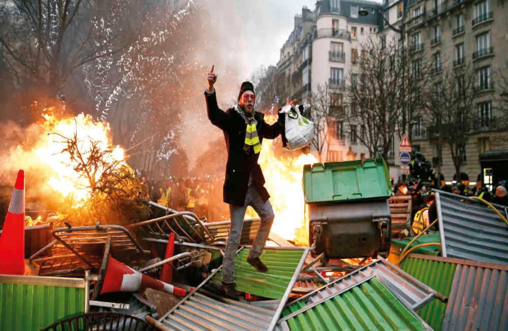 Revolución francesa: Emmanuel Macron la vio negra este año. Primero los Chalecos amarillos, luego los jóvenes, después los pensionados y finamente los ambientalistas. Todos y cada uno de estos grupos tuvieron algo que decir contra el gobierno del joven presidente. El caos, los disturbios, pero también las enormes protestas paralizaron Francia. Macron tendrán una oscura Navidad. Foto: Abdulmonam Eassa / AFP