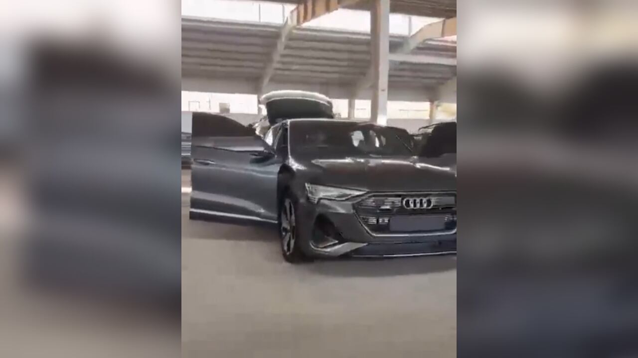 Los carros se encontraban en un inmenso garaje.