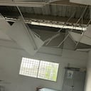 Así quedó el techo de uno de los salones del colegio Cotediba, en Barranquilla. Foto: Suministrada.