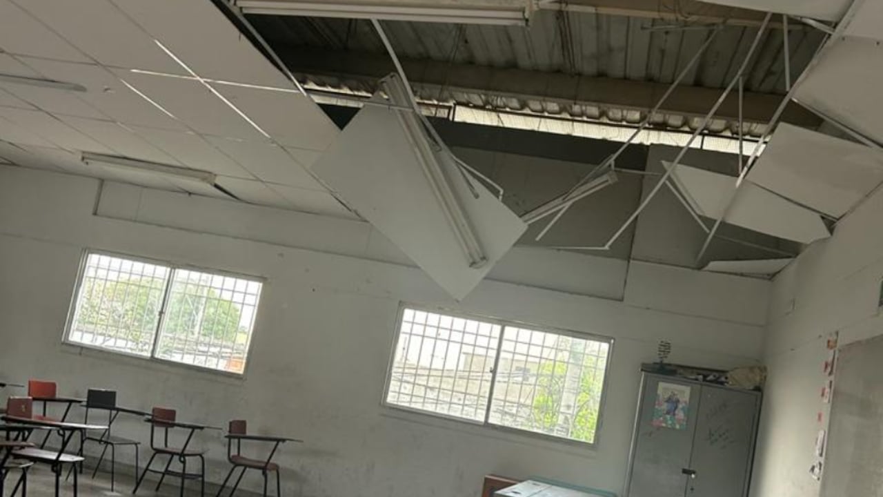Así quedó el techo de uno de los salones del colegio Cotediba, en Barranquilla. Foto: Suministrada.