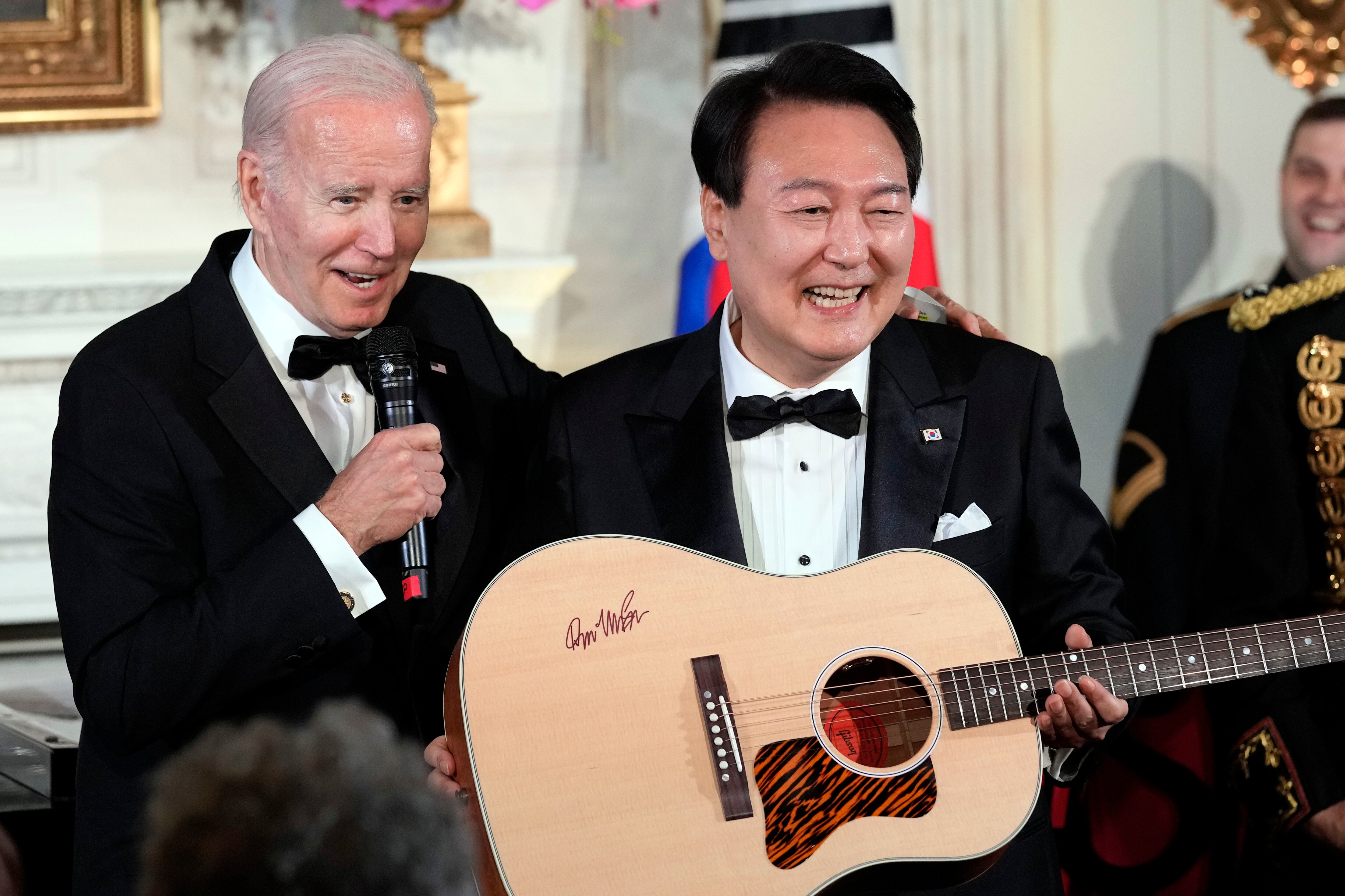 El presidente Joe Biden sorprende al presidente de Corea del Sur, Yoon Suk Yeol, con una guitarra firmada por Don McLean en el Comedor de Estado de la Casa Blanca en Washington