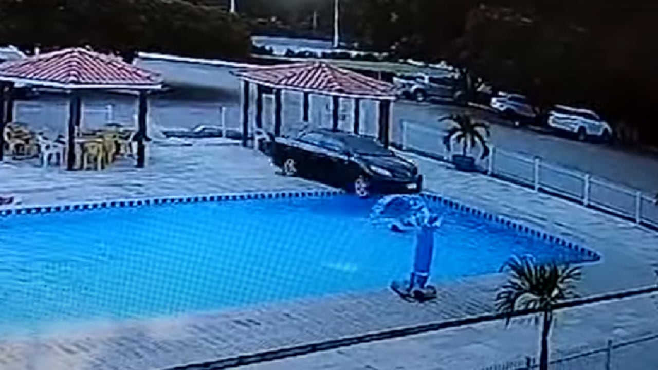En la piscina se encontraban departiendo dos menores de edad que milagrosamente se salvaron de ser golpeados por el carro.
