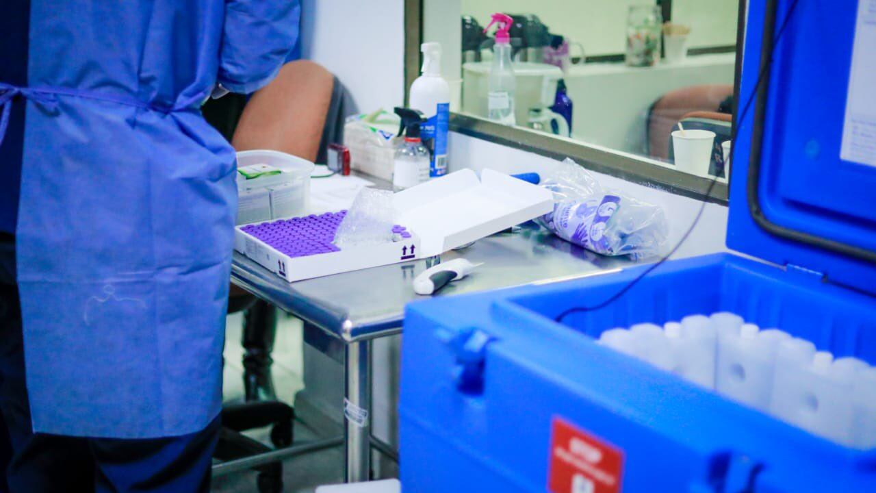 Desde la madrugada fueron distribuidas las vacunas contra el coronavirus a los nueve hospitales de Bogotá