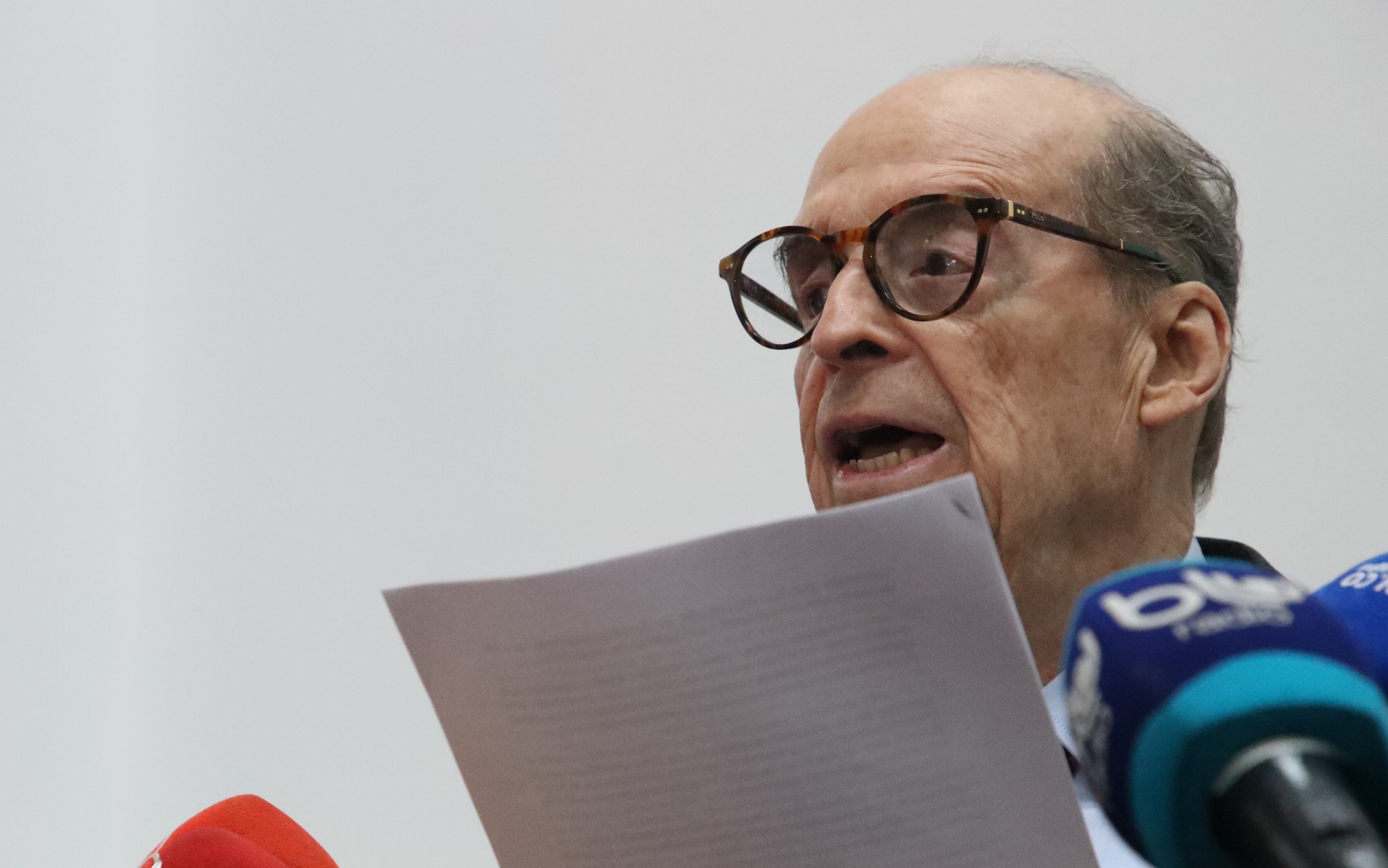 Excanciler Álvaro Leyva en rueda de prensa en la Procuraduría General de la Nación