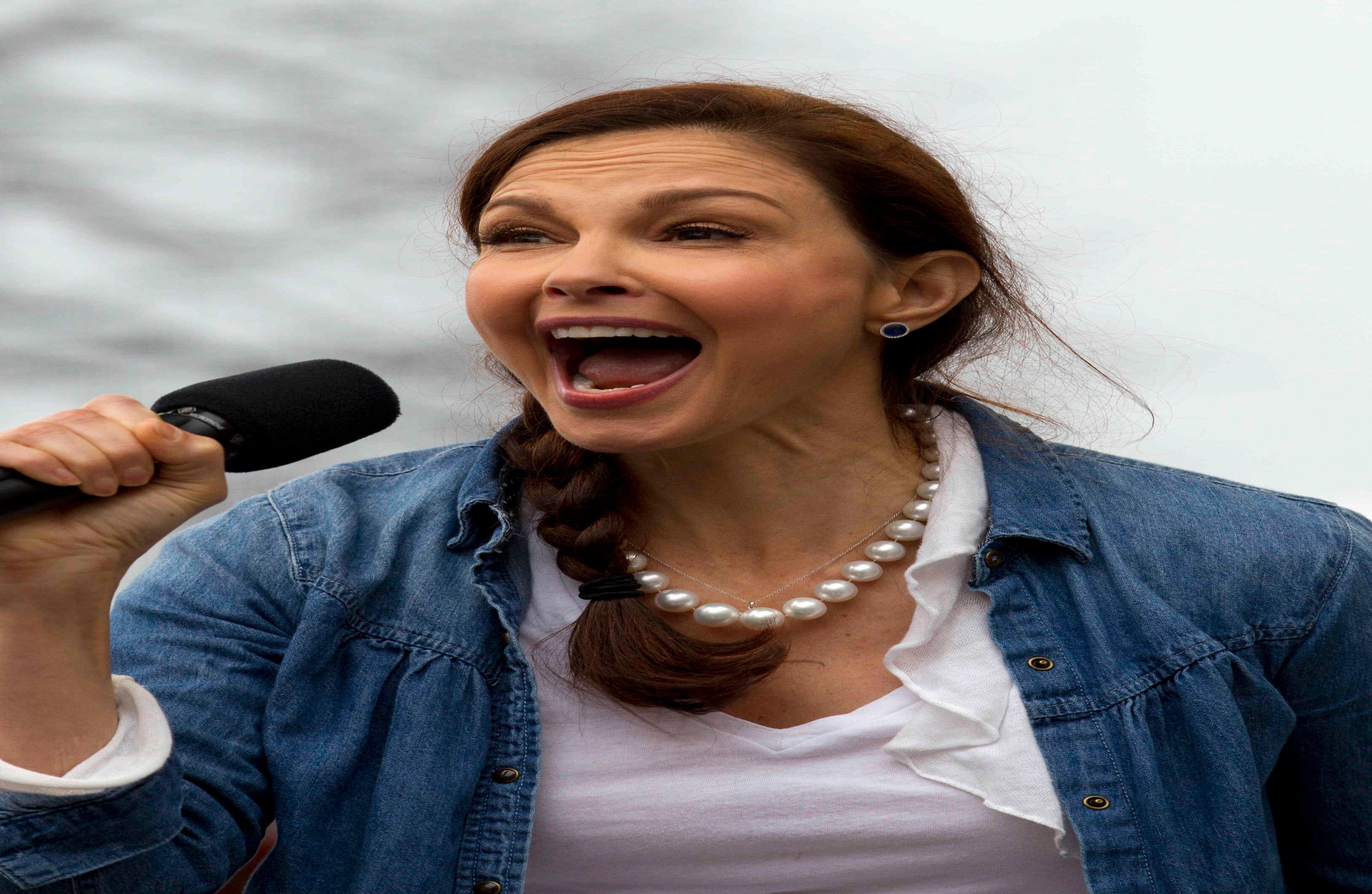 La actriz Ashley Judd alienta a las muchedumbres que protestan contra Trump (Foto AP  José Luis Magaña)