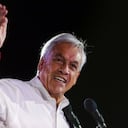 ARCHIVO - Sebastián Piñera, expresidente de Chile que busca un segundo mandato, se dirige a sus seguidores en el acto de cierred e campaña en Santiago, Chile, el 16 de noviembre de 2017. Piñera murió el 6 de febrero de 2024 en un accidente de helicóptero en Lago Ranco, Chile, según confirmó la ministra de Interior, Carolina Tohá en una intervención en televisión. (AP Foto/Luis Hidalgo, Archivo)