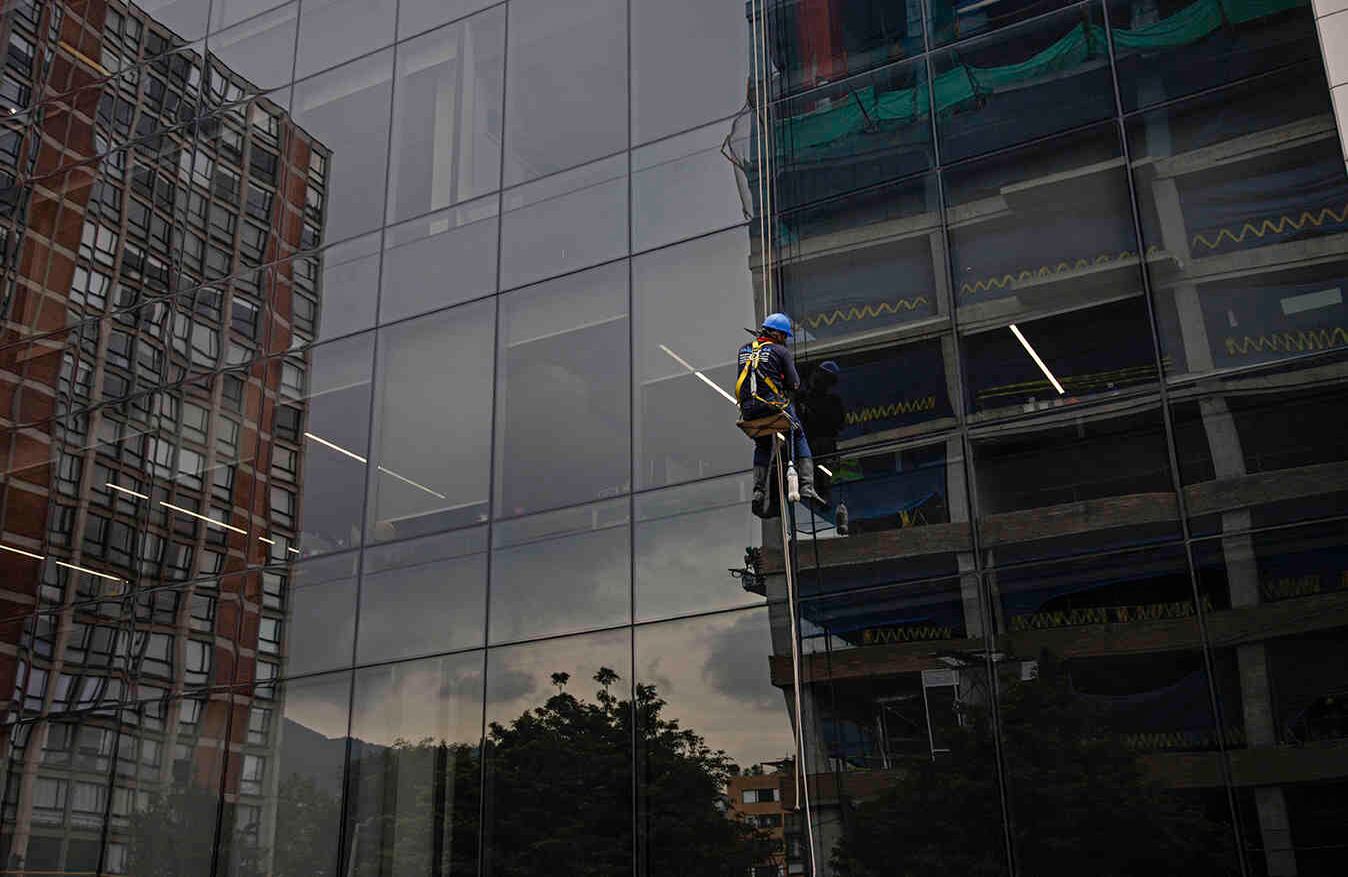 A partir de los 15 metros de altura, elementos como las escaleras, plataformas o pértigas no son suficientes para limpiar los cristales de un edificio. Foto: Gabriela Alvarado