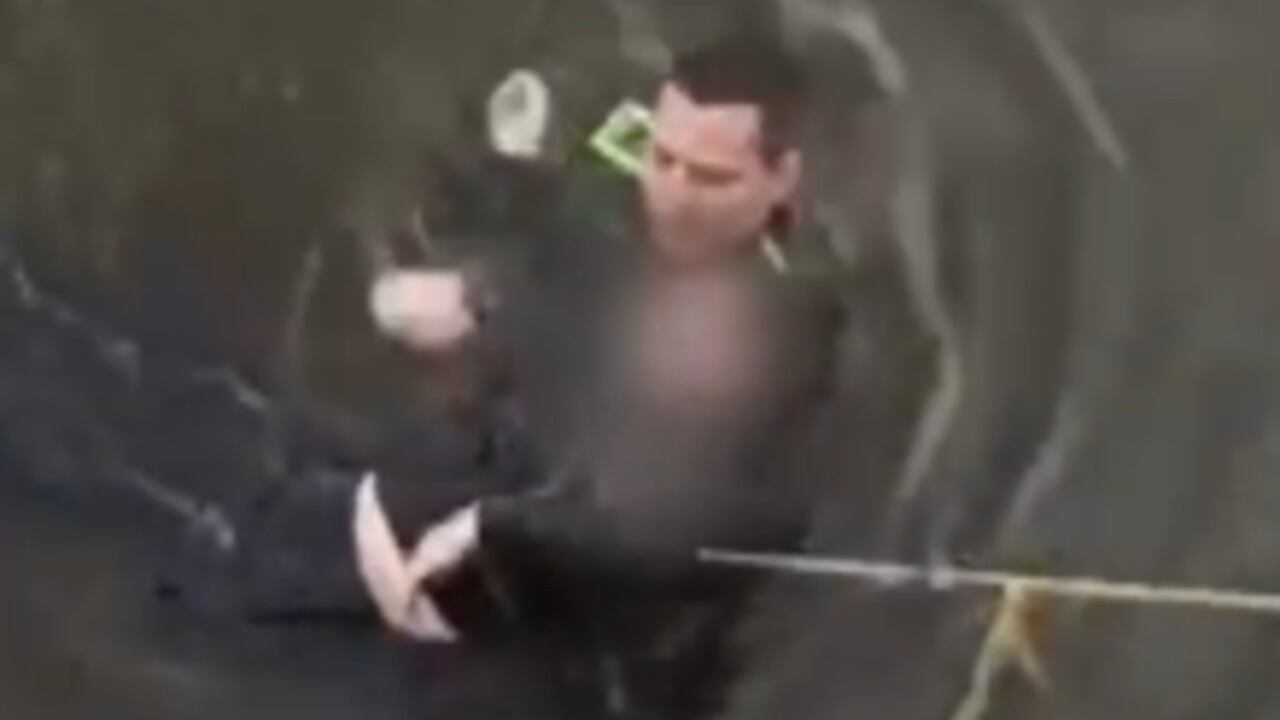 Un uniformado evitó una tragedia con mujer que cayó al humedal Juan Amarillo, en Bogotá.