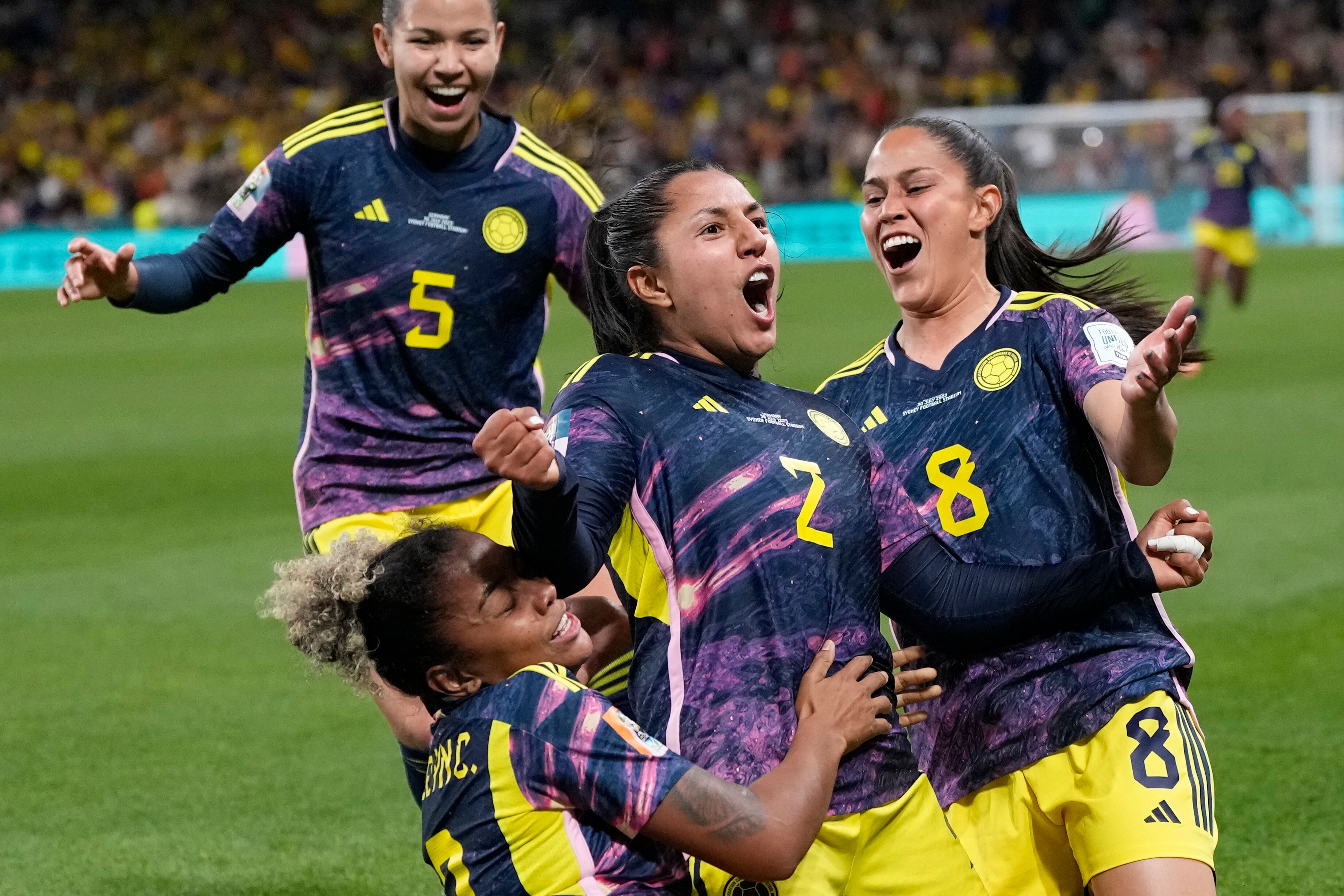 Las jugadoras de Colombia celebran después de que Manuela Vanegas anotó el segundo gol de su equipo durante el partido de fútbol del Grupo H de la Copa Mundial Femenina entre Alemania y Colombia en el Estadio de Fútbol de Sydney en Sydney, Australia, el domingo 30 de julio de 2023. (Foto AP/Rick Rycroft)