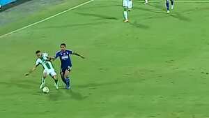 Macalister Silva le robó la pelota a Robert Mejía y marcó el gol que luego sería anulado.