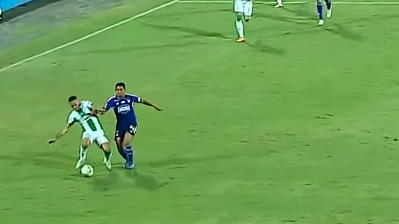 Macalister Silva le robó la pelota a Robert Mejía y marcó el gol que luego sería anulado.