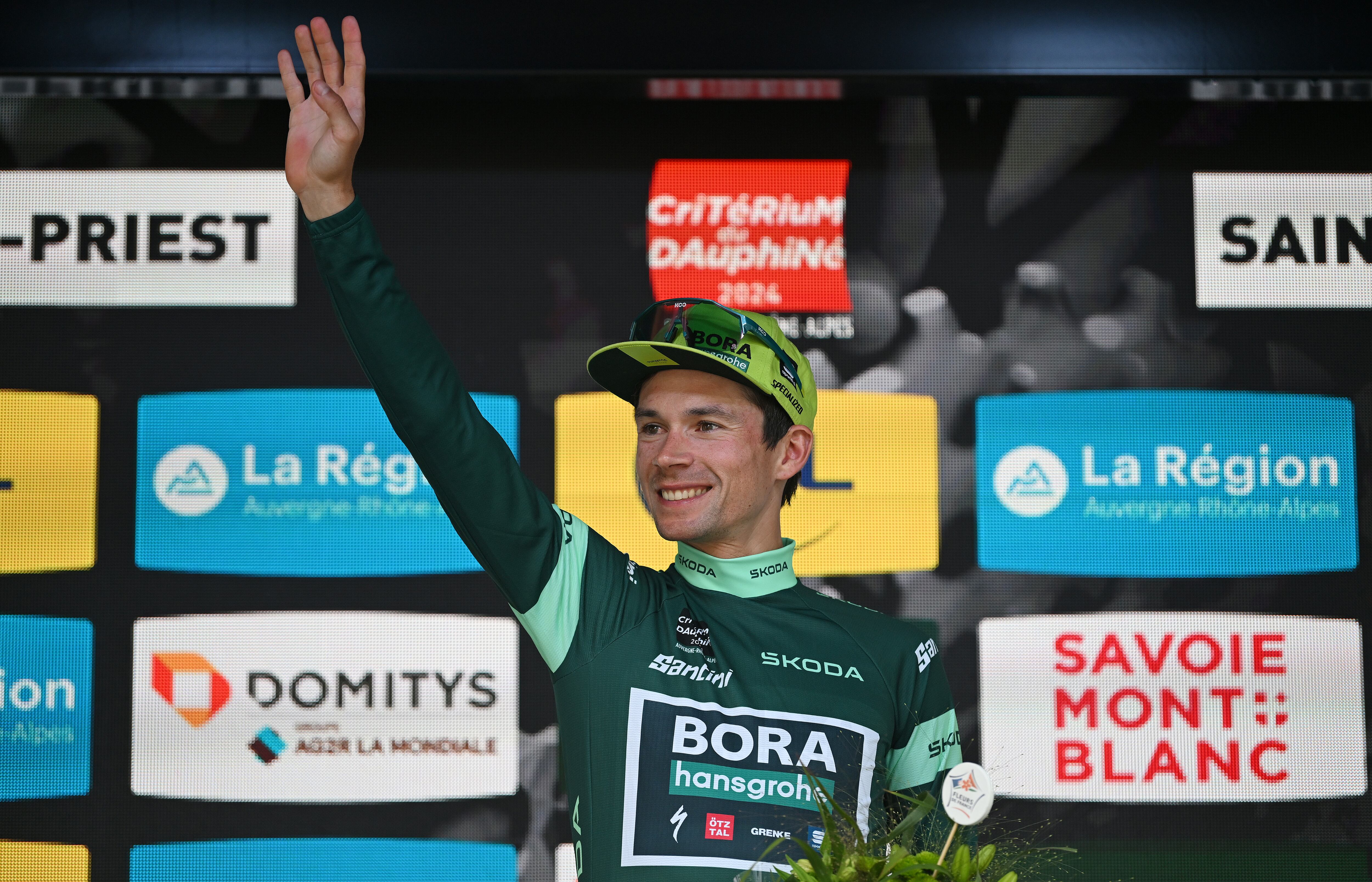 Primoz Roglic no pierde de vista a Evenepoel en la general.