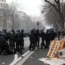 La policía antidisturbios se pelea con los manifestantes durante una manifestación en París, el jueves 23 de marzo de 2023. Los sindicatos franceses realizan sus primeras manifestaciones masivas el jueves desde que el presidente Emmanuel Macron encendió la ira pública al forzar una edad de jubilación más alta en el parlamento sin votación. (AP Photo/Christophe Ena)