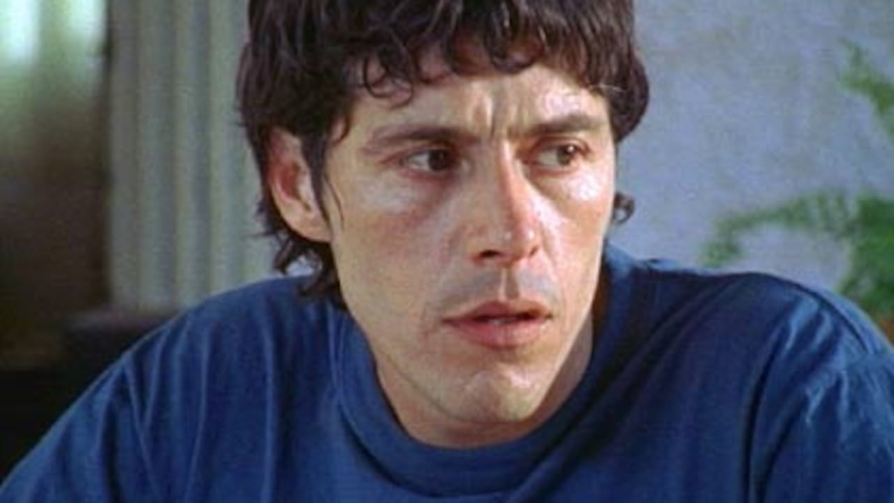 El actor callejero Álvaro Hernández (Mario Duarte) se hace pasar por guerrillero desmovilizado para beneficiarse de los programas del gobierno