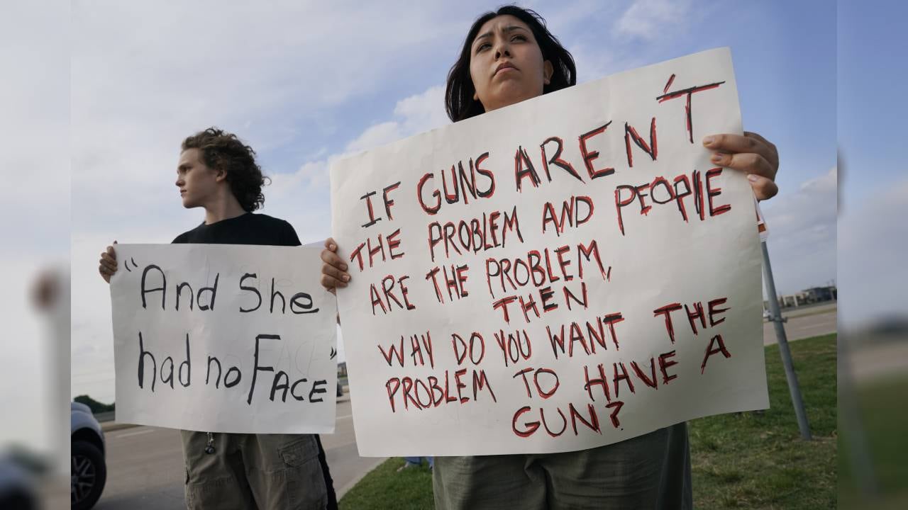 Protesta frente a una vigilia de oración después de un tiroteo masivo en Texas.