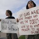 Protesta frente a una vigilia de oración después de un tiroteo masivo en Texas.