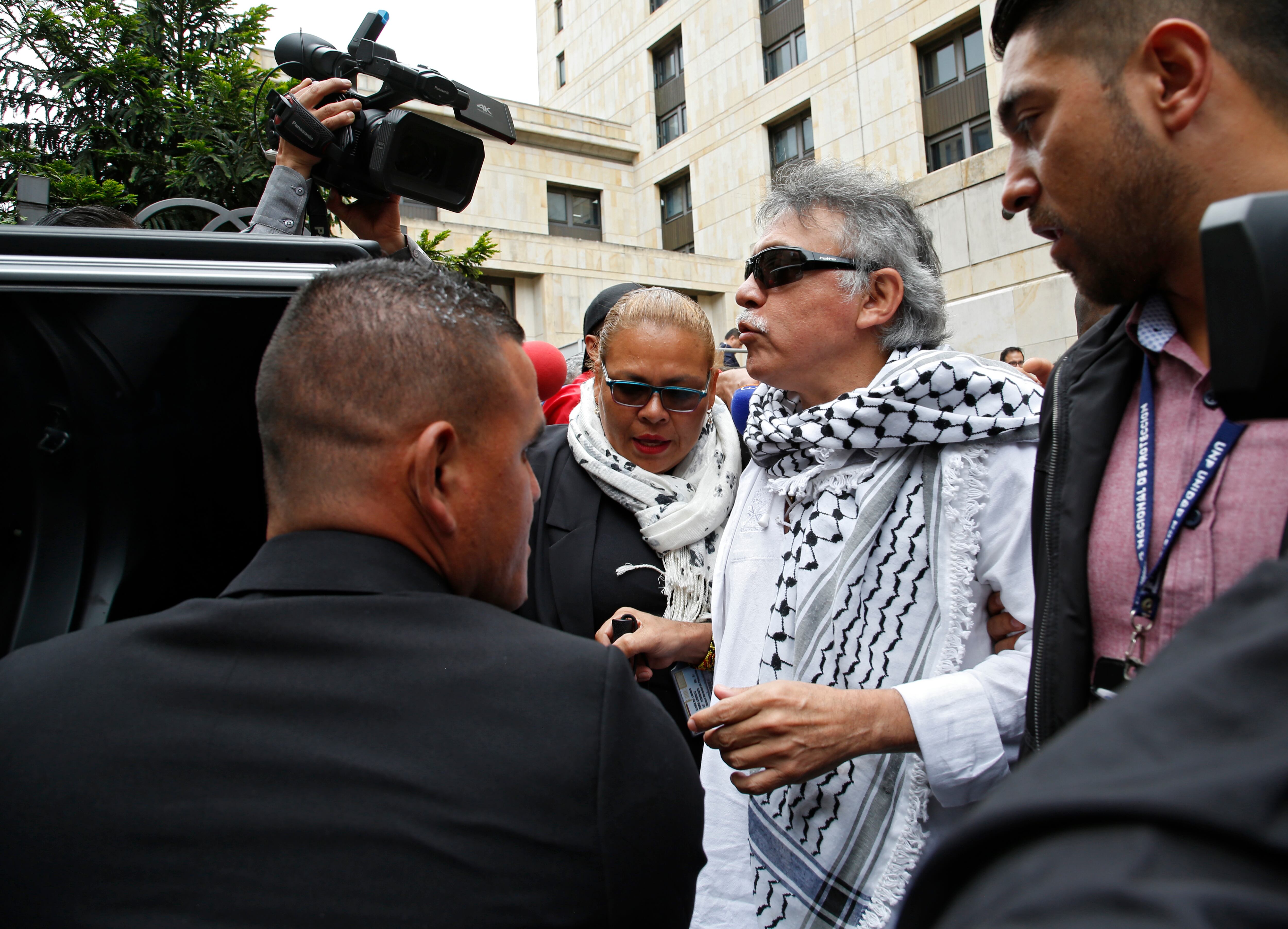 Zeuxis Pausias Hernández Solarte
 alias Jesús Santrich se notifico en la Corte Suprema de Justicia, el alto tribunal que lo está investigando por concierto para delinquir y por narcotráfico. Allí, sus abogados manifestaron la disposición de su defendido a comparecer en el proceso que se le sigue
Bogota junio 11 2019