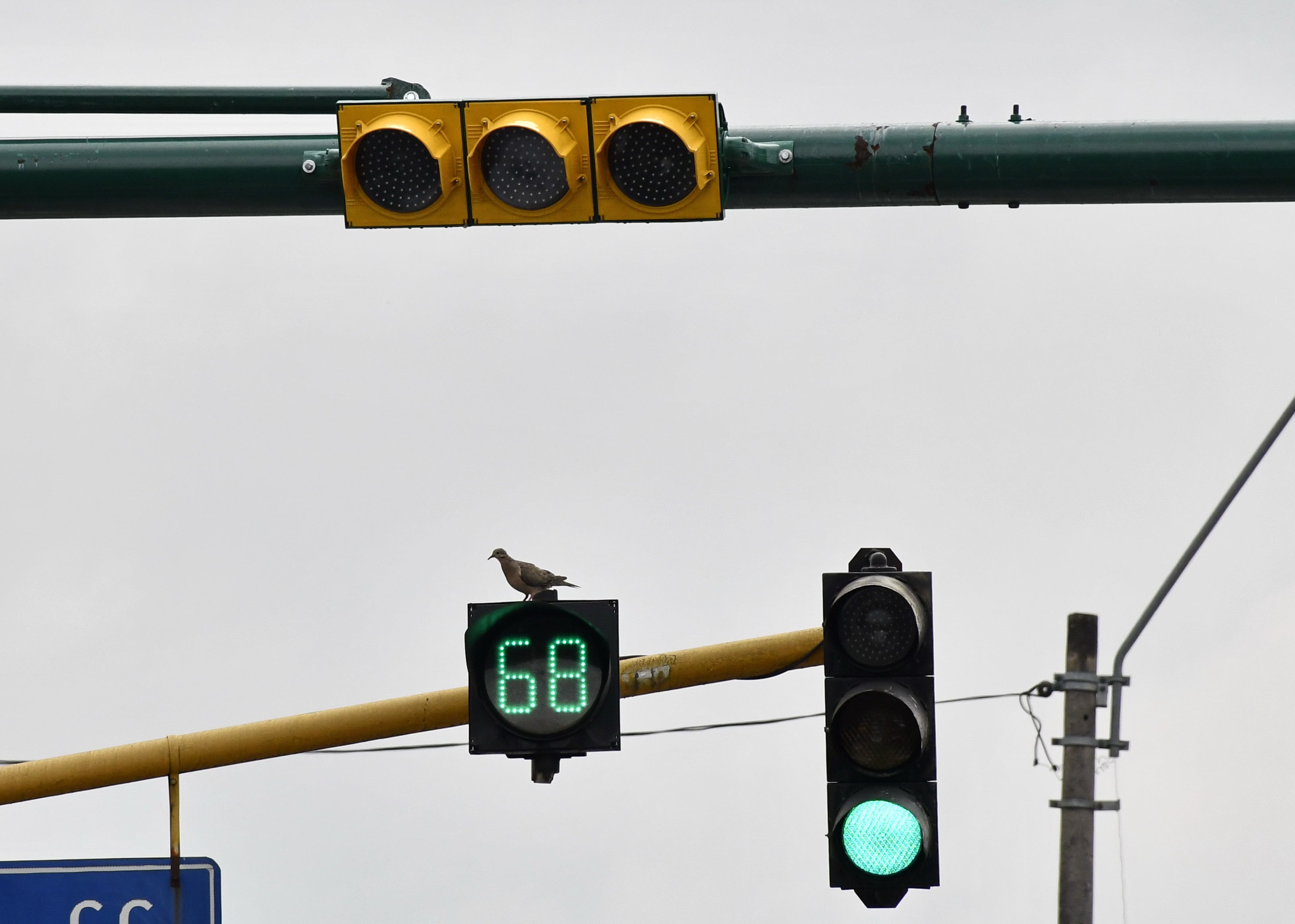 Cali: Semáforos nuevos y viejos sin funcionar y en mal estado son uno de los mayores causantes del caos vehicular de la ciudad. foto José L Guzmán. El País