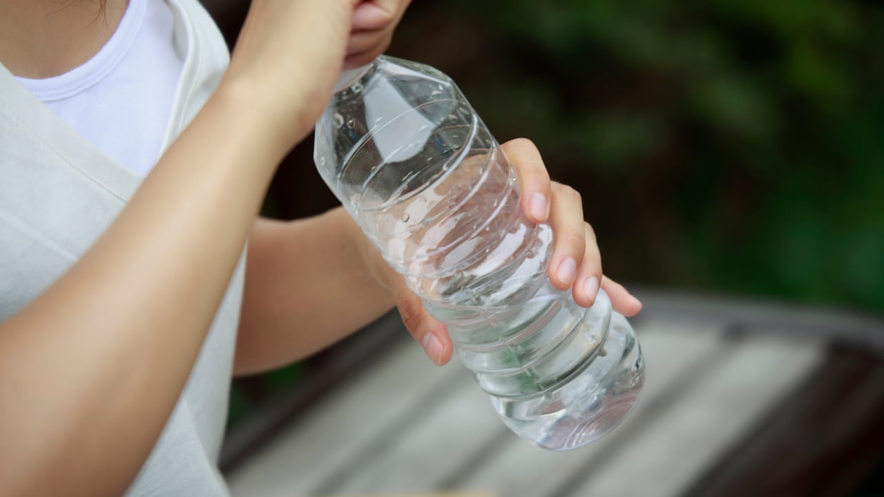 El agua es un líquido que se debe ingerir a diario.
