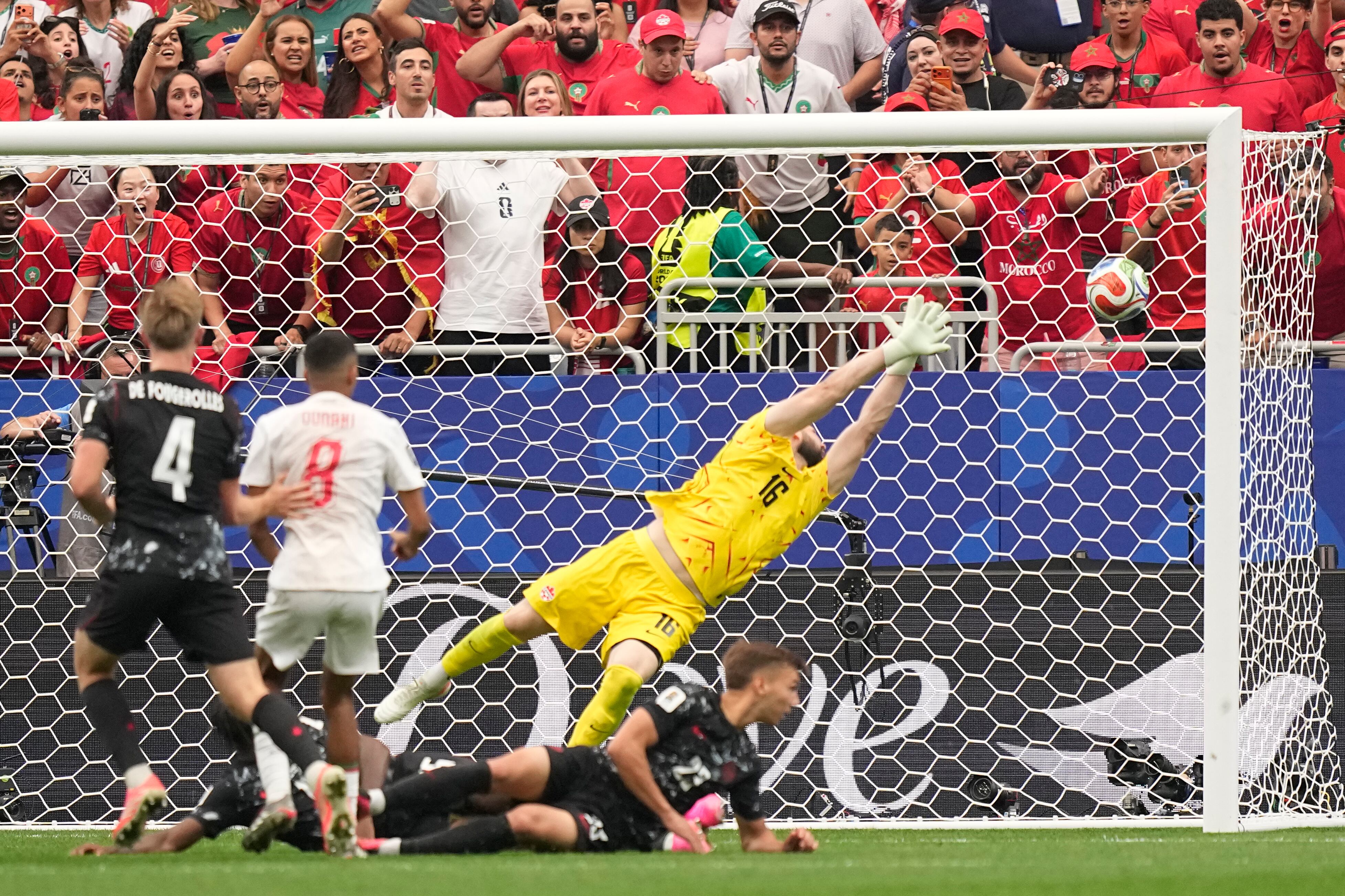 El marroquí Azzedine Ounahi (8), anota el segundo gol de su equipo durante el partido por los octavos de final del Mundial ante Canadá.