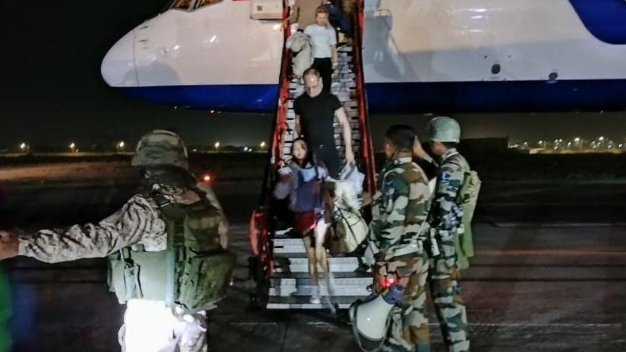 Pasajeros del vuelo de la aerolínea Azur Air tuvieron que se evacuados por aviso de bomba