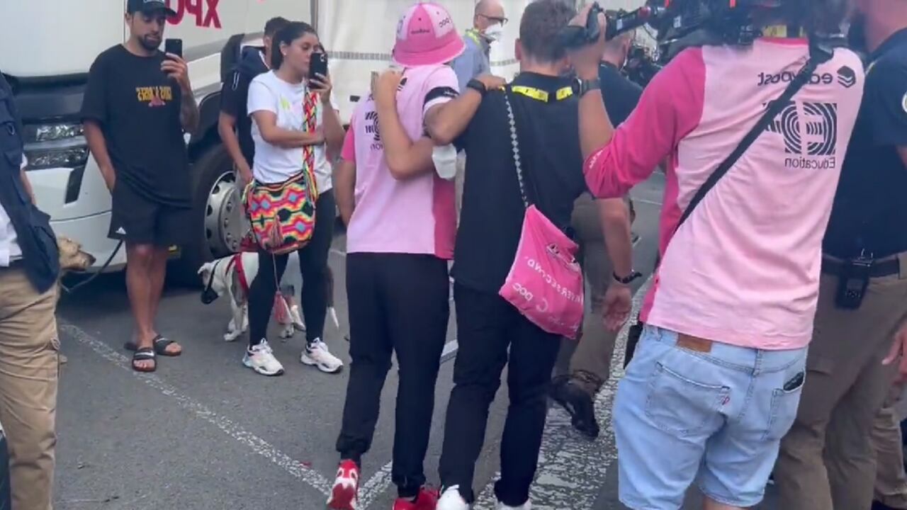 Richard Carapaz salió acompañado por muestras de dolor.