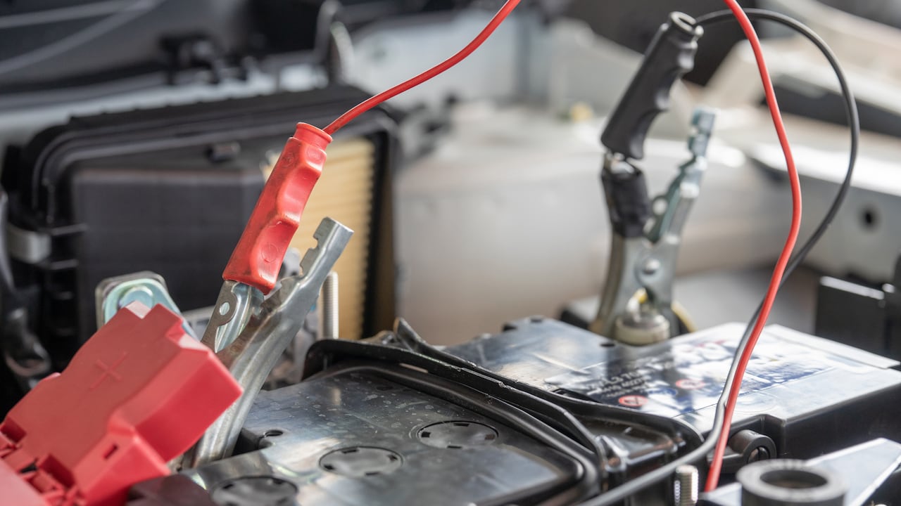 Para revisar si el alternador de un carro funciona bien, se debe poner a prueba la batería del carro.