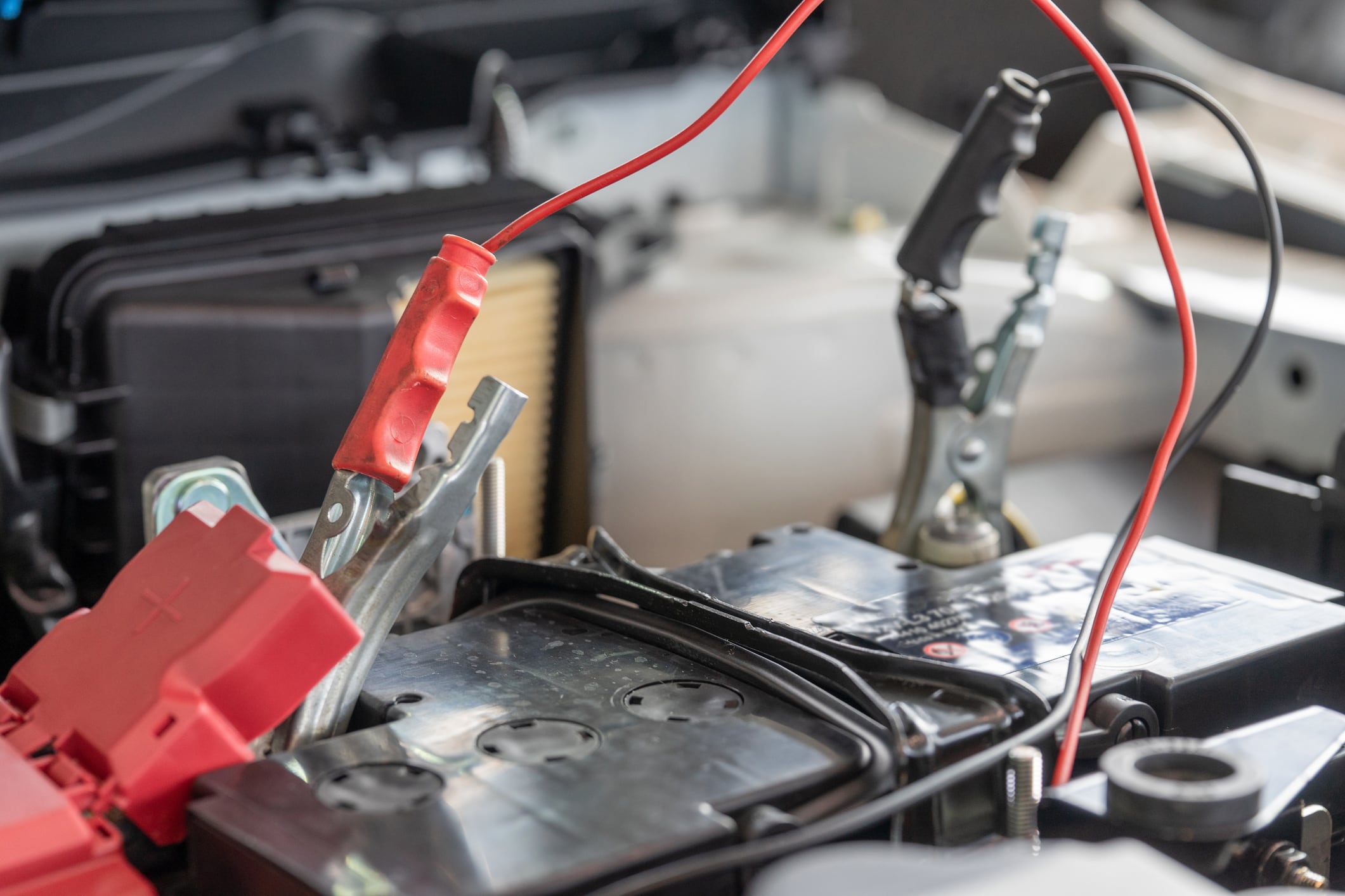 Para revisar si el alternador de un carro funciona bien, se debe poner a prueba la batería del carro.