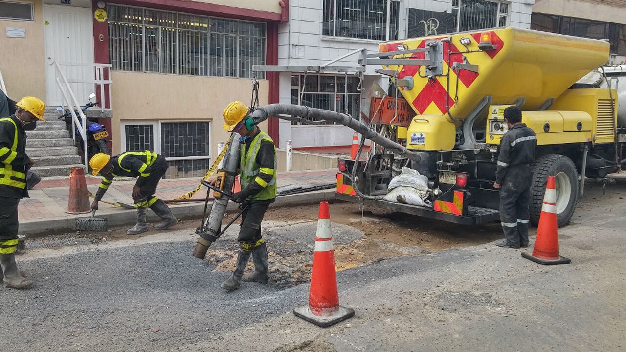 Máquina 'Tapahuecos' adelanta trabajos en el norte de Bogotá.