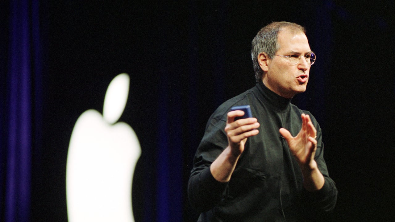 Steve Jobs en el discurso de apertura en Macworld el 7 de enero de 2002 en San Francisco, CA. Jobs presentó nuevos productos, incluido un nuevo iBook y el iMac actualizado, y software.