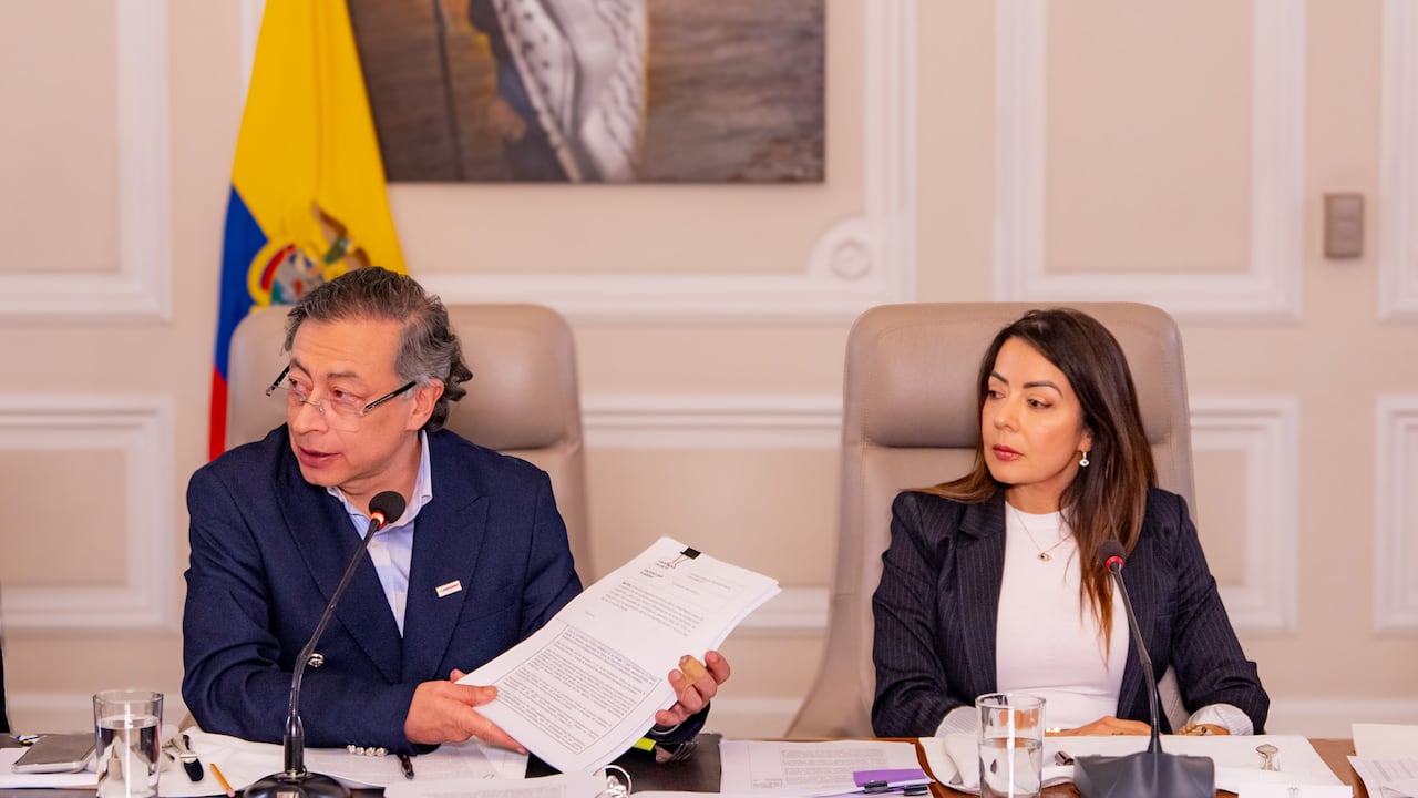 Gustavo Petro y firma de decreto de la línea negra.