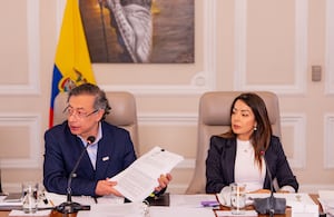 Gustavo Petro y firma de decreto de la línea negra.