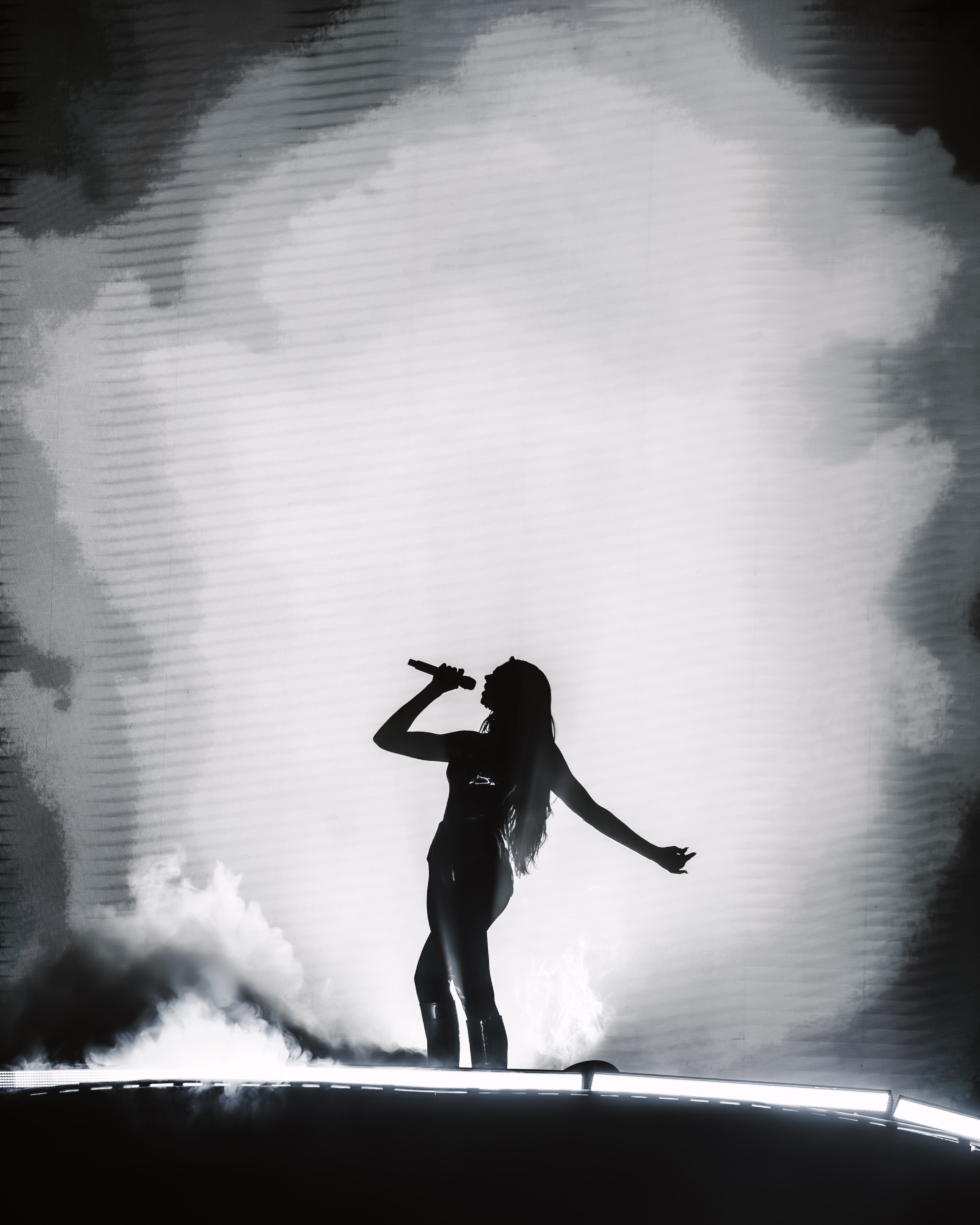 Dua Lipa en concierto en el Estadio El Campín de Bogotá, la noche del 28 de noviembre de 2025.