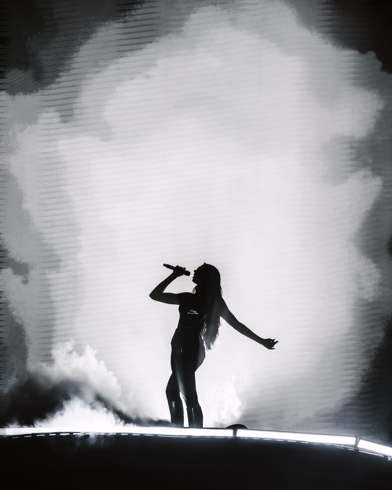 Dua Lipa en concierto en el Estadio El Campín de Bogotá, la noche del 28 de noviembre de 2025.