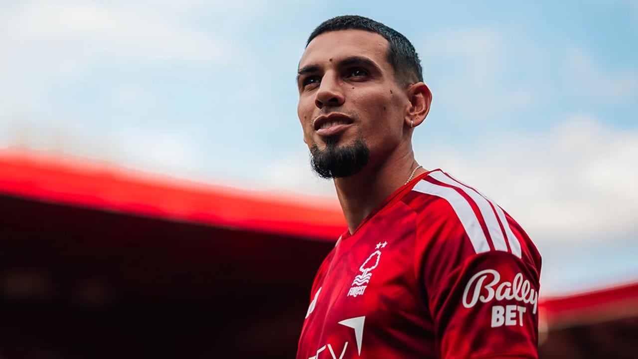Daniel Muñoz firmó con el Nottingham Forest por tres temporadas.