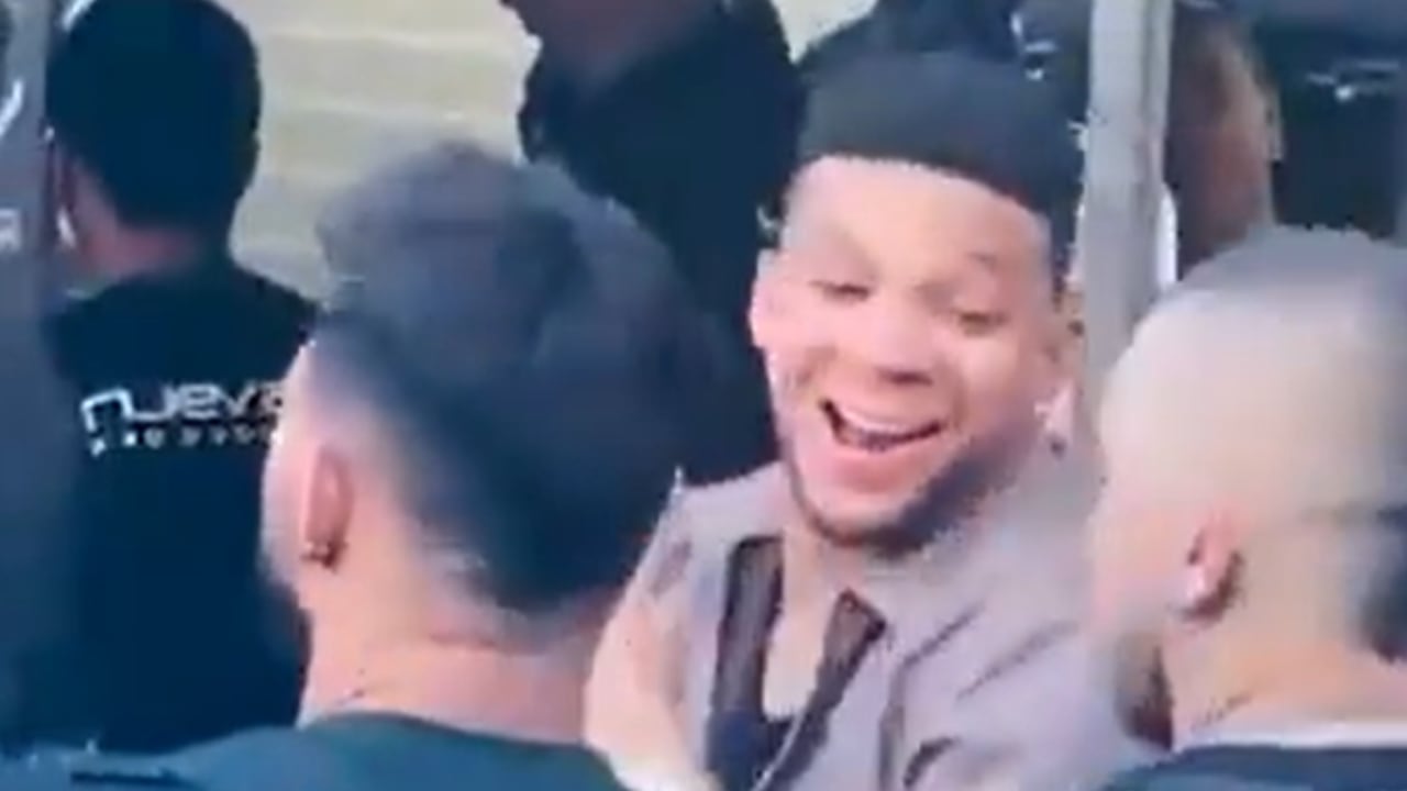 Frank Fabra cantando 'El Pregón Verdolaga' en un evento donde también estaba el Chicho Arango.