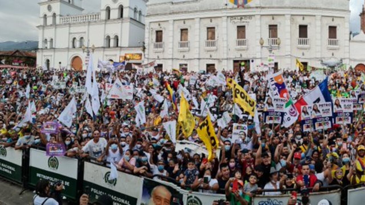 Centenares de personas asistieron a la plaza central de Piedecuesta, en Santander, en apoyo a Gustavo Petro.