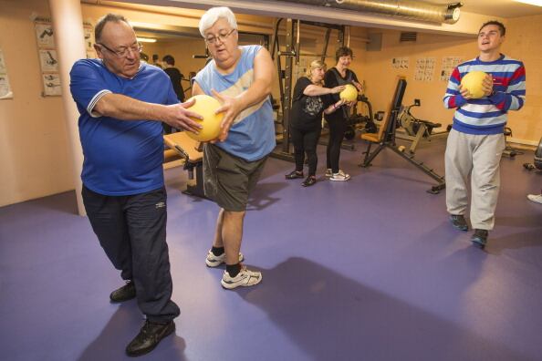 Algunas personas en el rango de esa edad mantienen una gran actividad física, por lo que, el  Centro de Investigación e Información Nutricionales de Francia recomienda el consumo de desayunos más voluminosos y calóricos.(Photo by: BSIP/Universal Images Group via Getty Images)