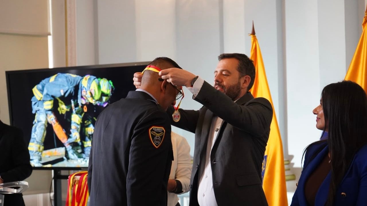Alcalde Galán condecorando a un bombero.