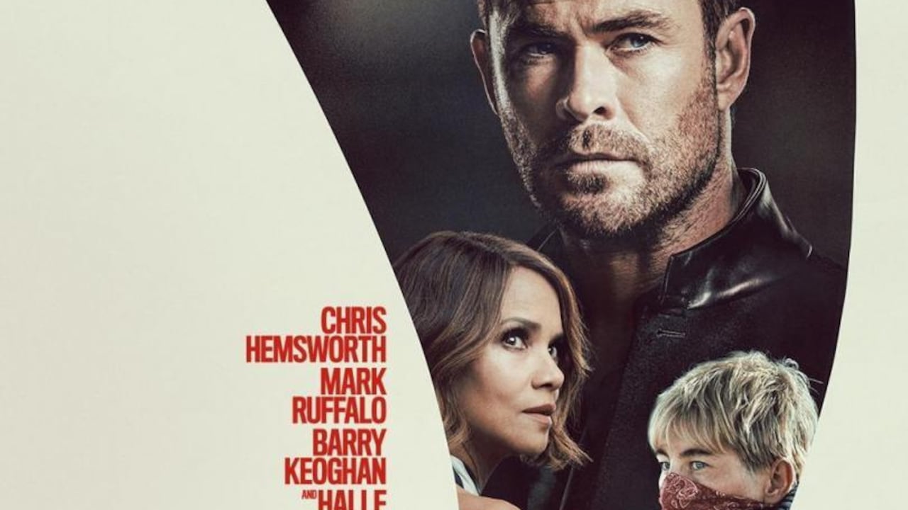 Ruta de Escape está dirigida por Bart Layton, reconocido por su trabajo en thrillers de alto impacto.