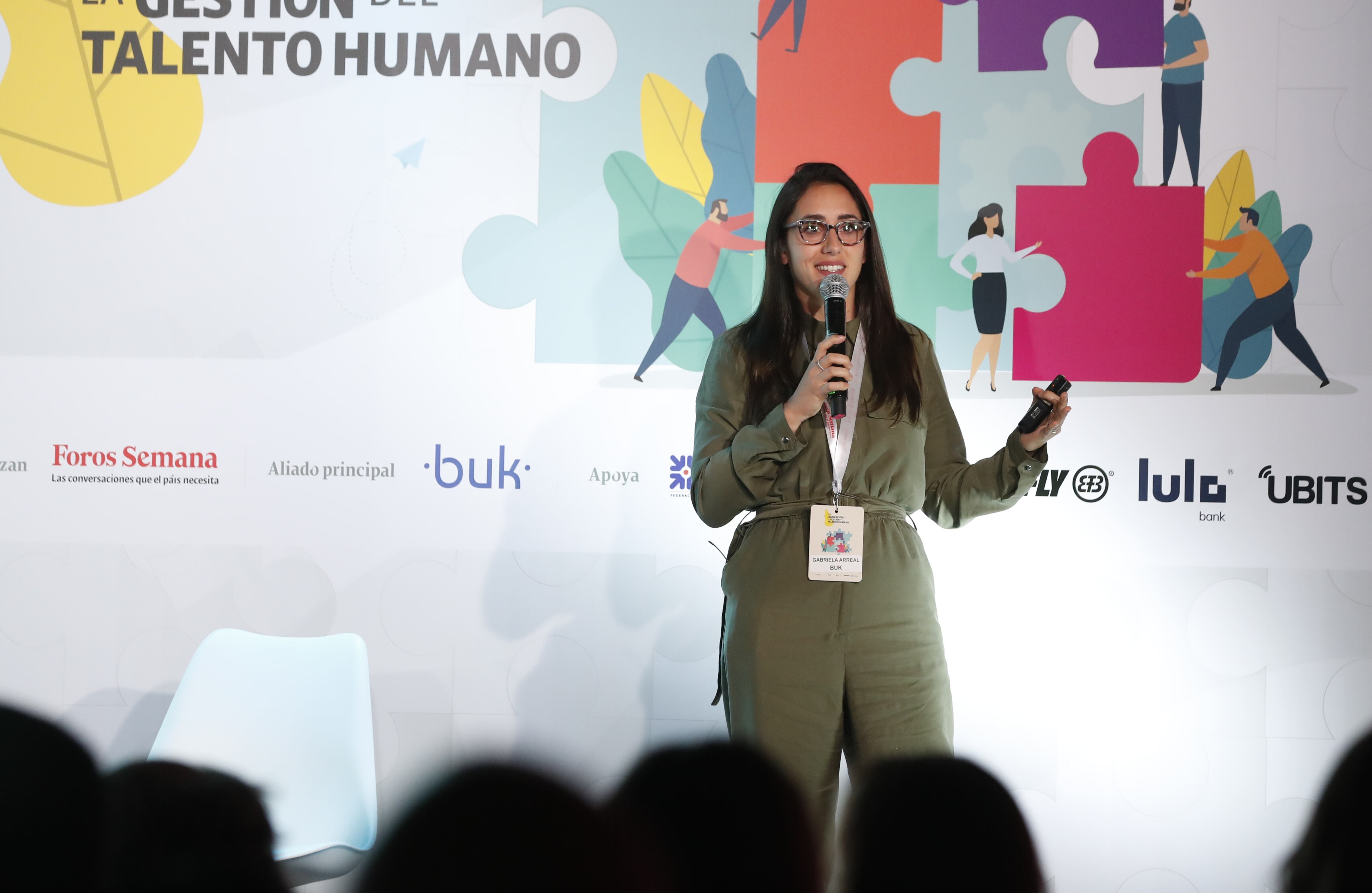 Gabriela Arreal, people happiness manager de Buk Colombia, explicó que el agotamiento laboral se manifiesta de tres maneras distintas: despersonalización, falta de bienestar emocional y bajo desempeño laboral.